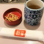 めん房 つるつる - 最初に細いかりんとうとお茶