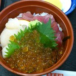 まんぷく食堂 - 三色丼　1300円