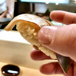 松寿司 - シマアジ リフト