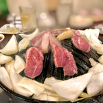 大衆中遊華食堂 八戒 - ジンギスカンの肉 焼き焼き風景