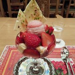 水信フルーツパーラー - 苺パフェ