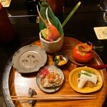 Gion Maruyama - こっぺ蟹、鮒すし、蒸し蟹の筒盛り、とんぶり なめこ 白キクラゲ ユリ根の胡麻和え入り富有柿、お浸しと雲丹
