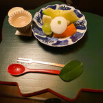 Gion Maruyama - 紅白の白玉入り白小豆の亀山(ぜんざい)、ココナッツシャーベット メロン 洋梨 シャインマスカット 代白柿