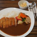 カレーハウス杏具 - ロースカツと揚げ野菜のカレー。
            ボリュームもあります。