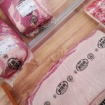 リオン・ドール - アピオ店には98円/100gで1kg以上のブロック肉の販売がある。鶏、豚肉