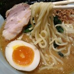横浜ラーメン 渡来武 - 麺アップ