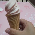 カフェ ニュージンジャー - 新生姜ソフトクリーム。ほんのりピンク