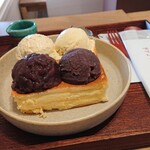 又一庵 - 一番人気のパンケーキ  四角に焼いたふわふわのパンケーキにこし餡、つぶ餡、クリーム、アイスクリームがてんこ盛り  これ、ホントに美味しいです