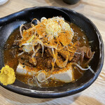 大衆酒場 まるは - 牛もつ煮込みトッピング重ね