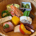 Nihon Ryouri Hanayuu - 手の込んだおかずの数々。海老さんも殻が剥いてあって食べやすいですね♪
