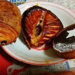 マエジマ製パン - 左が確かショコラ、中央がリンゴパイ、右がチョコタルトみんなお菓子系で甘くてまいちゃう美味さ(ノ゜ο゜)ノ
