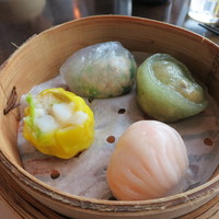 広東料理 センス - 茸と野菜の蒸し餃子（緑）、海老入り広東蒸し餃子（ピンク）、海鮮焼売（黄）、ニラと豚肉入り蒸し餃子（白）