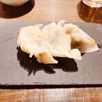 餃子とワイン 果皮と餡 - 黒豚新生姜の焼き餃子　3個　300円