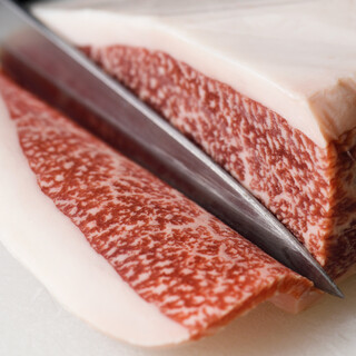 ② Cut by a meat master who knows the ingredients well. Cut the thickness according to the part.