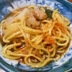 よし半 - 牛モツ鍋の〆のラーメン（取り分けました）