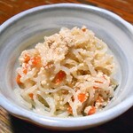 よし半 - お通し（炒り白滝のタラコ和え）