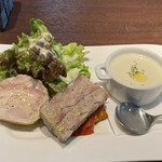 Kujinu Sugawara - 2020年12月。1750円のランチコースの前菜。若鶏のガランティーヌ、サンマのテリーヌ、カリフラワーのポタージュ。