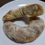 チクテベーカリー - Cバゲット（黒糖ナッツ）（カット）