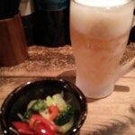 えびすけ - 飲み放題980円（税抜、以下同）　最初の1杯は生ビール可　隣はお通し