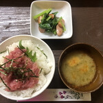 居喰処 光 - 2020/12/19
      本日の日替り マグロすき身丼 500円