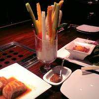 游玄亭 新宿 - 野菜スティック、キムチ、ユッケ