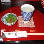 お通し（ばっけ味噌）と日本酒