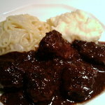 カメレオン - 牛もも肉の赤ワイン煮