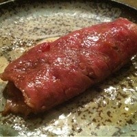 神戸牛 日本橋イタダキ - ロースを焼いてウニを巻いたところ