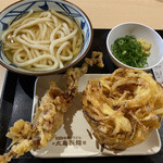 丸亀製麺 - ランチセット500円。天ぷら、おむすび、いなりの中から2種類選べます。