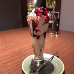 グラール - ミックスベリーとパンナコッタのパフェ