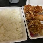 博多 とよ唐亭 - 料理写真:暫く待つと注文したげんこつ唐揚げ弁当5個入り445円が出来あがってきました。
弁当のおかずは大きな唐揚げが5つとポテトサラダとお漬物です。