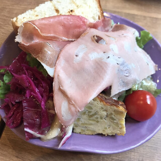 炭火焼赤身肉とクラフトビール ヴァベーネ_0