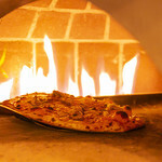 クレイジークラフトビア - 専用ピザ窯で焼き上げ