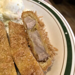 かつれつ四谷たけだ - まず、塩をパラパラつけていただく。