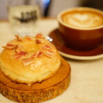 グッド タウン ドーナツ - LATTE (￥630)、MAPLE BACON (￥430)