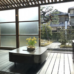 虎屋菓寮 - テラスと木々