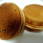 あじまん本舗 - 料理写真:左(黒ごまクリームあじまん)、右(カスタードクリーム)