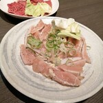 焼肉神楽 - ロース(上)軟骨(下)