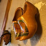 ハイジ - テーブル席側壁面に飾られた木靴