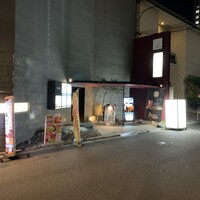 かにじぇんぬ 北新地 - ビルの1階入り口