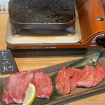 にくの助 - 溶岩石で焼くタン2種と和牛赤身の食べ比べ