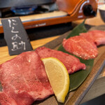 にくの助 - 溶岩石で焼くタン2種と和牛赤身の食べ比べ