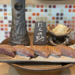 にくの助 - 特選肉寿司5貫（マルカワ・カメノコ・シンシン・トモサンカク・ランプ）。