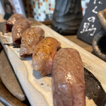 にくの助 - 特選肉寿司5貫（マルカワ・カメノコ・シンシン・トモサンカク・ランプ）。