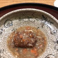 日本料理 太月 - フルコース１６５００円。蓮根餅 香箱蟹餡。香箱蟹の餡は、身と内子が相当量使われていて、蟹の風味が広がります（╹◡╹）（╹◡╹）