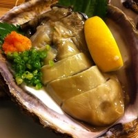 割烹 やました - 徳島産の岩牡蠣。顔ぐらいの大きさ！