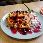 西口キッチン ひつじのはね - ミックスベリークロッフル