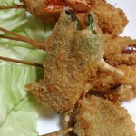 櫻バー - 串カツ盛り合わせ800円。京都では豚串ではなくシイタケ、獅子唐、牛串、海老などの盛り合わせを指す。