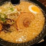 ラーメン&カフェバー スペース ナンバー3 - 背脂味噌(￥900)。
            脂が多くお腹は満たされます。