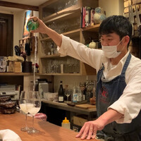 アラルデ - エスカンシアの注ぎ方で注ぐチャコリ